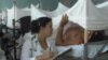 Una doctora pasa revista a los pacientes de dengue y zika internados en un hospital de campaña en Holguín (F.Donate)