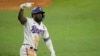 Adolis García de los Rangers de Texas celebra después de batear el jonrón ganador del juego contra los Diamondbacks de Arizona, el viernes 27 de octubre de 2023. (AP/Julio Cortez)