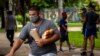 Un cubano montando bicicleta. AP Photo/Ramon Espinosa)