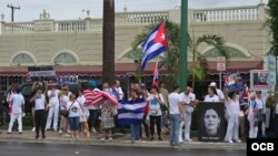 Exiliados se manifiestan en Miami en apoyo a presos políticos cubanos, el 3 de mayo de 2025.