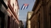 Una bandera cubana en una calle de La Habana, días después del estallido popular del 11 de julio. (REUTERS/Alexandre Meneghini)