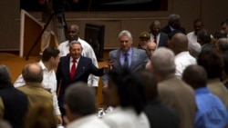 Sesión parlamentaria para el relevo presidencial del país.