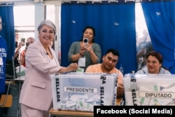 La candidata del oficialismo, Jeanette Jara, vota en la primera vuelta electoral en Chile.