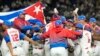 Los jugadores cubanos celebran después de derrotar a Australia en su partido de cuartos de final del Clásico Mundial de Béisbol en el Domo de Tokio, el miércoles 15 de marzo de 2023. (Foto AP/Eugene Hoshiko).