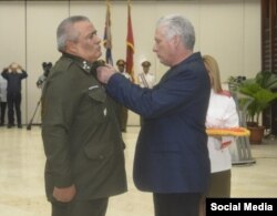 Díaz-Canel pone medalla a primer coronel del MININT